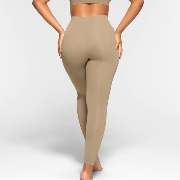 Skims Soft Smooth Leggings - Picture 2 of 6